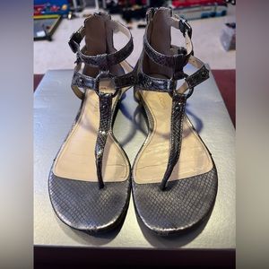 GOOD CONDITION Women’s thong sandals with side buckles and back zipper closure.